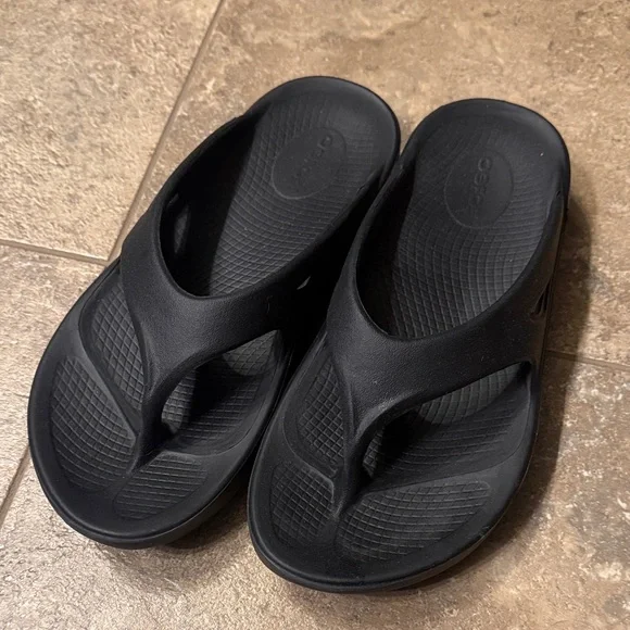 Women’s Oofos Samdals - Picture 1 of 3